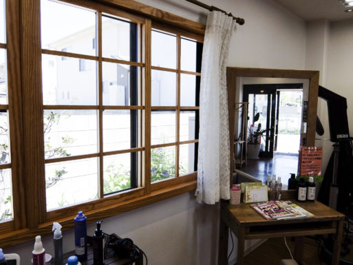 換気のため窓を開けて営業中。<br />
エアコンはつけてます。<br />
