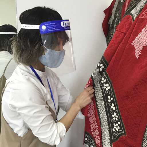 ご希望の方や着付け等対面での施術はフェイスシールドを着用