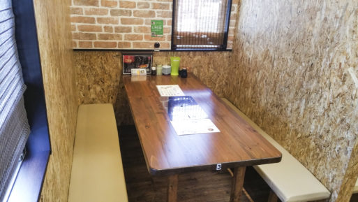 お客様との距離がとれる半個室になっております。
