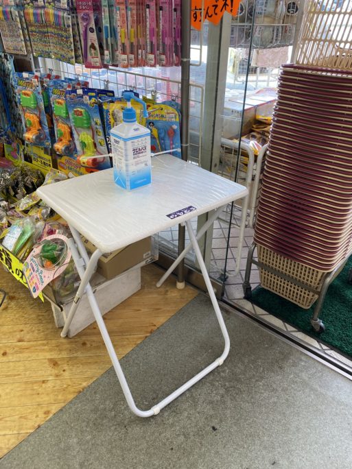 お店入口にはアルコール消毒スプレーの設置。