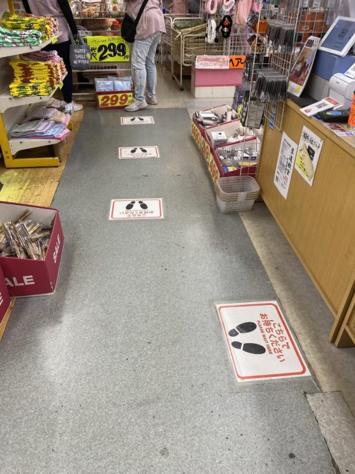 お客様がレジに並ぶ時は、間隔を空けてもらってます。<br />
（床に目印があります）<br />

